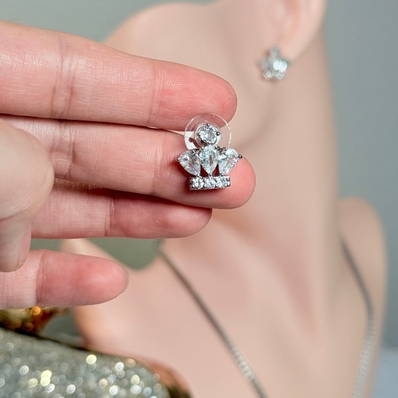 ⚜️💎 Elegant Silver Crystal Earrings 👑💫 - Picture 4 of 7